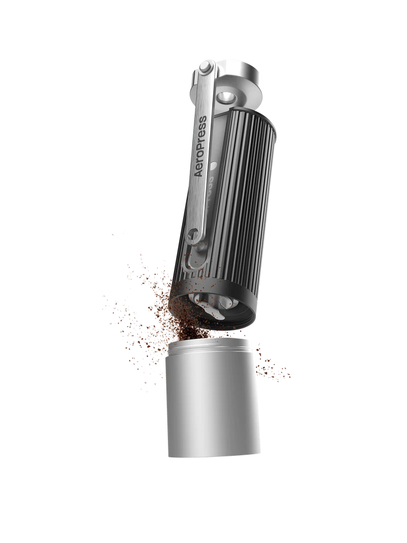 AeroPress Manuelle Kaffeemühle - Tragbare Handmühle mit titanbeschichteten Kegelmahlwerken, 60 Mahlgradeinstellungen, Kompakte Reisekaffeemühle für AeroPress, Espresso, French Press, Moka-Kanne