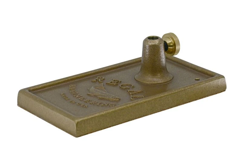 Traditioneller Sockel aus Bronze