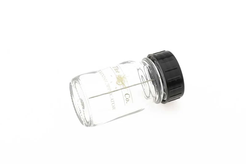 Nagellackflasche mit Nadel