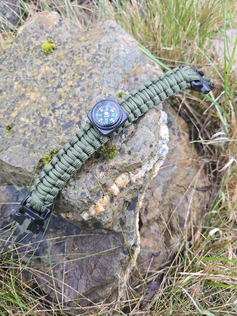 Survival Paracord Armband mit Kompass, Feuerstahl & Notsignalpfeife – 3 m Fallschirmleine
