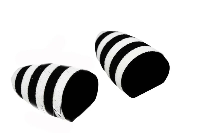 L-förmiger, konischer Druckknopf (2 Stück) – Schwarz/Weiß