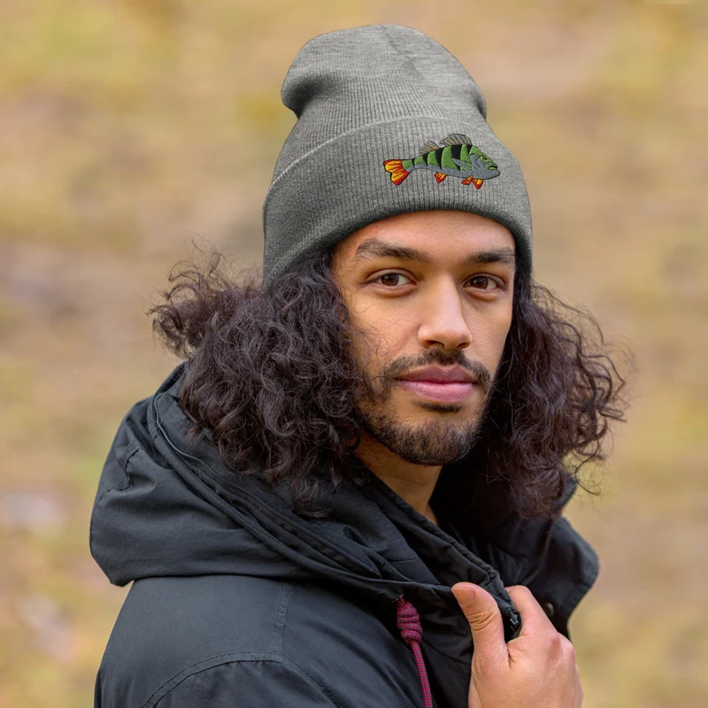 Beanie mit Barsch Stickerei